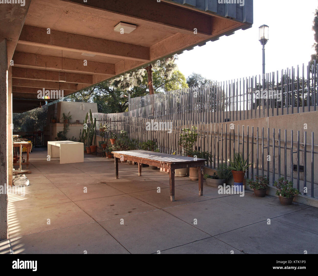 Il patio del Barnsdall Art Center, situato a Los Angeles, è un noto punto di riferimento culturale che offre un ambiente sereno ai visitatori. Funge sia da spazio pubblico che da fulcro per mostre d'arte ed eventi della comunità. Foto Stock