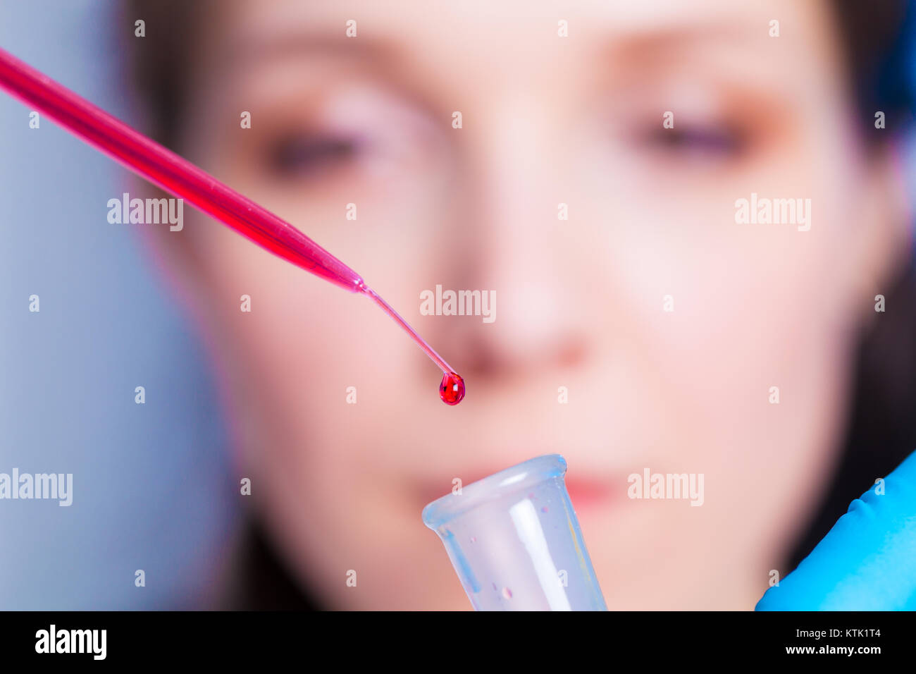 Femmina tecnico di laboratorio per fare il test del sangue nel laboratorio di analisi mediche Foto Stock