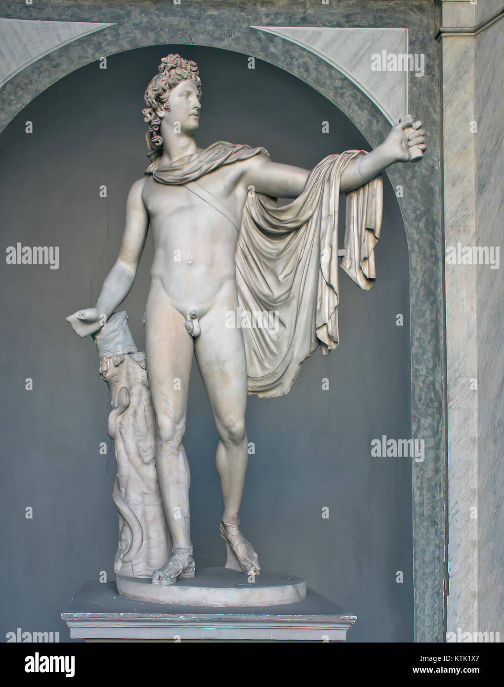 Il Belvedere Apollo è un'antica statua greca risalente al IV secolo a.C. Rappresenta Apollo, il dio greco del sole e della musica, ed è rinomato per la sua rappresentazione della bellezza giovanile e della forma umana idealizzata. Foto Stock