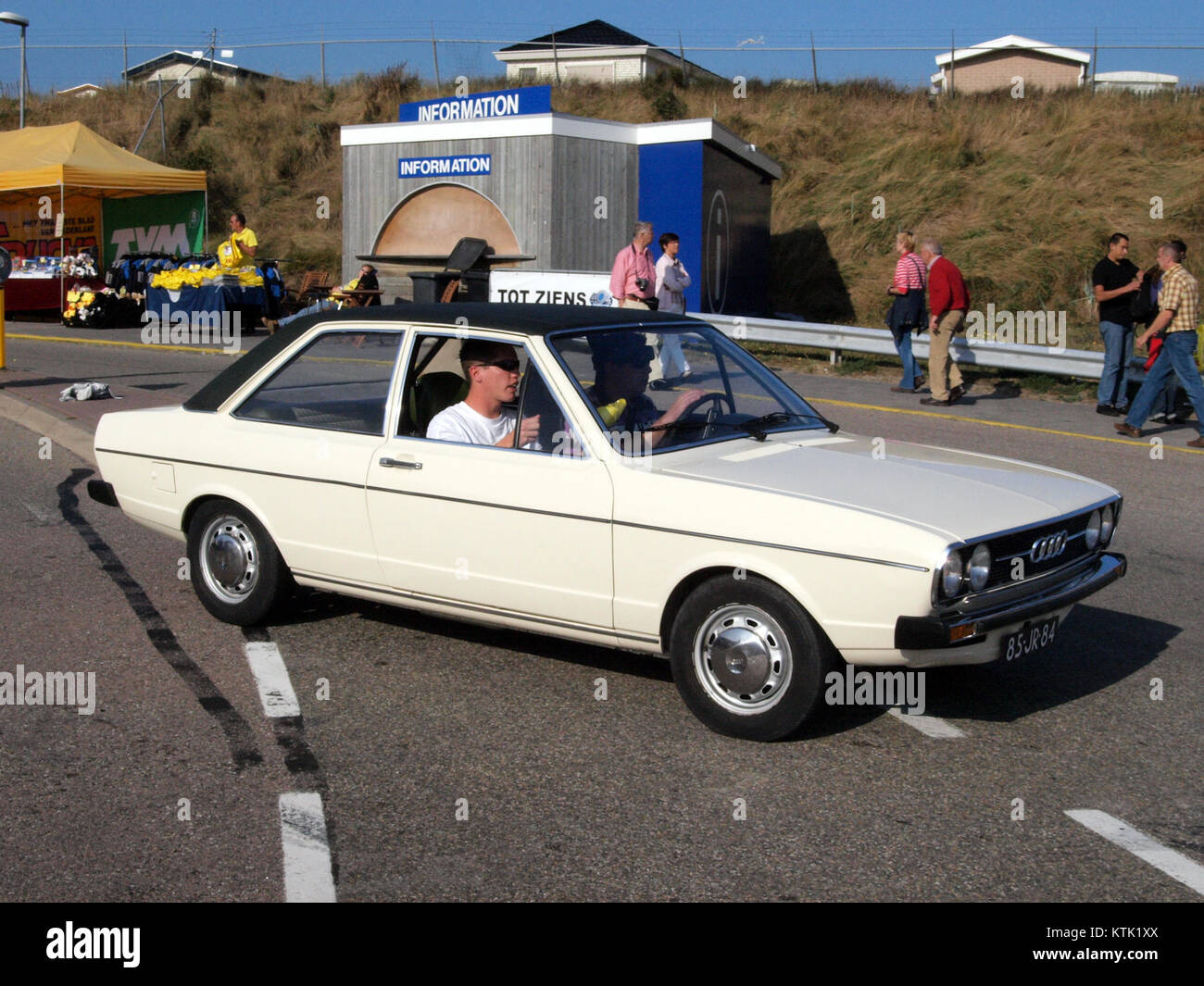 L'Audi 80 GL, un modello di Auto Union, è mostrato con la targa olandese 85 JR 84, evidenziando il suo classico design europeo e le sue caratteristiche prestazionali. Il veicolo era una popolare berlina compatta negli anni '1980 Foto Stock