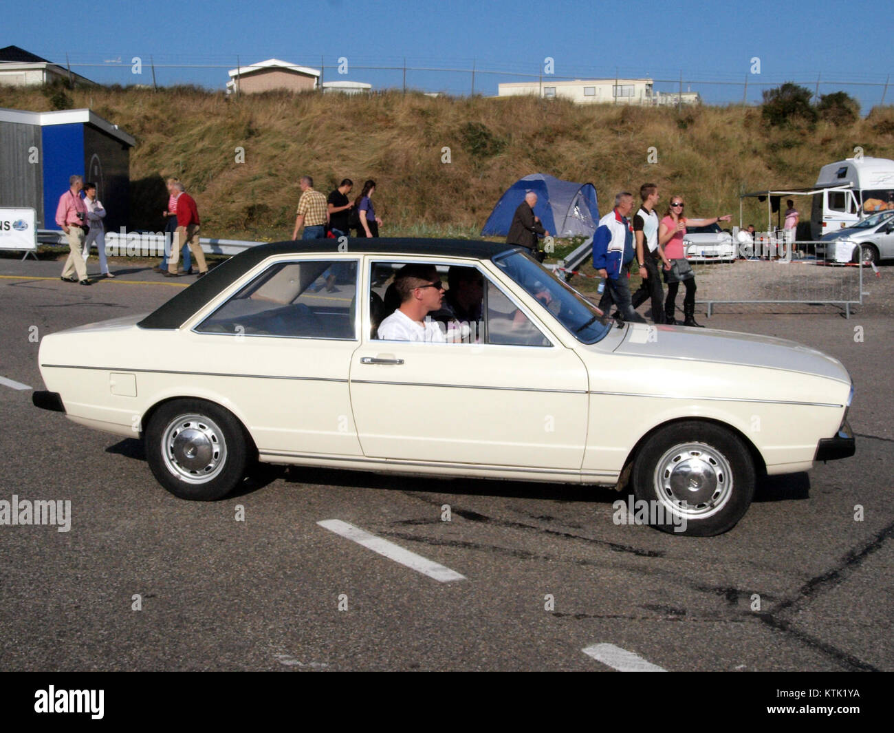 Questa immagine raffigura una Audi 80 GL di Auto Union, con una targa olandese (85 JR 84). L'auto è mostrata nelle sue condizioni originali, mostrando il design classico e i dettagli dell'epoca in cui è stata prodotta. Foto Stock
