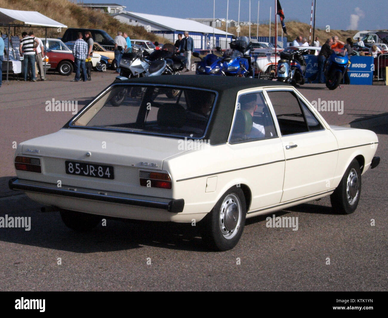 L'Audi 80 GL è un modello della Auto Union, con numero di registrazione olandese 85 JR 84, noto per le sue dimensioni compatte, l'efficienza e l'ingegneria avanzata negli anni '1980 Foto Stock