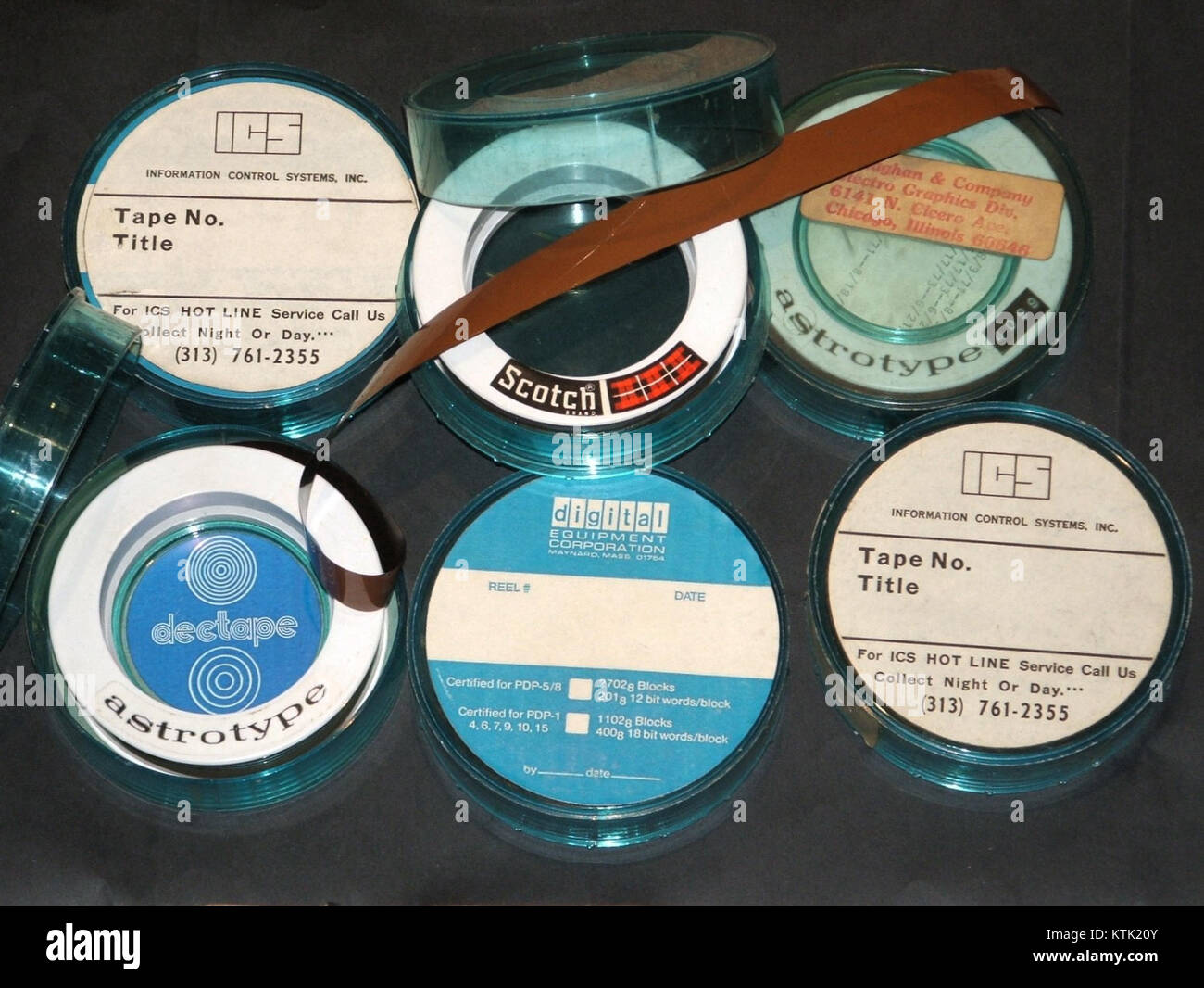 Astrotype Tapes si riferisce a un insieme di materiali o registrazioni relativi all'Astrotype, potenzialmente associati alla tecnologia o ai sistemi di comunicazione. Il titolo suggerisce uno strumento o una collezione specializzati di un'epoca specifica. Foto Stock