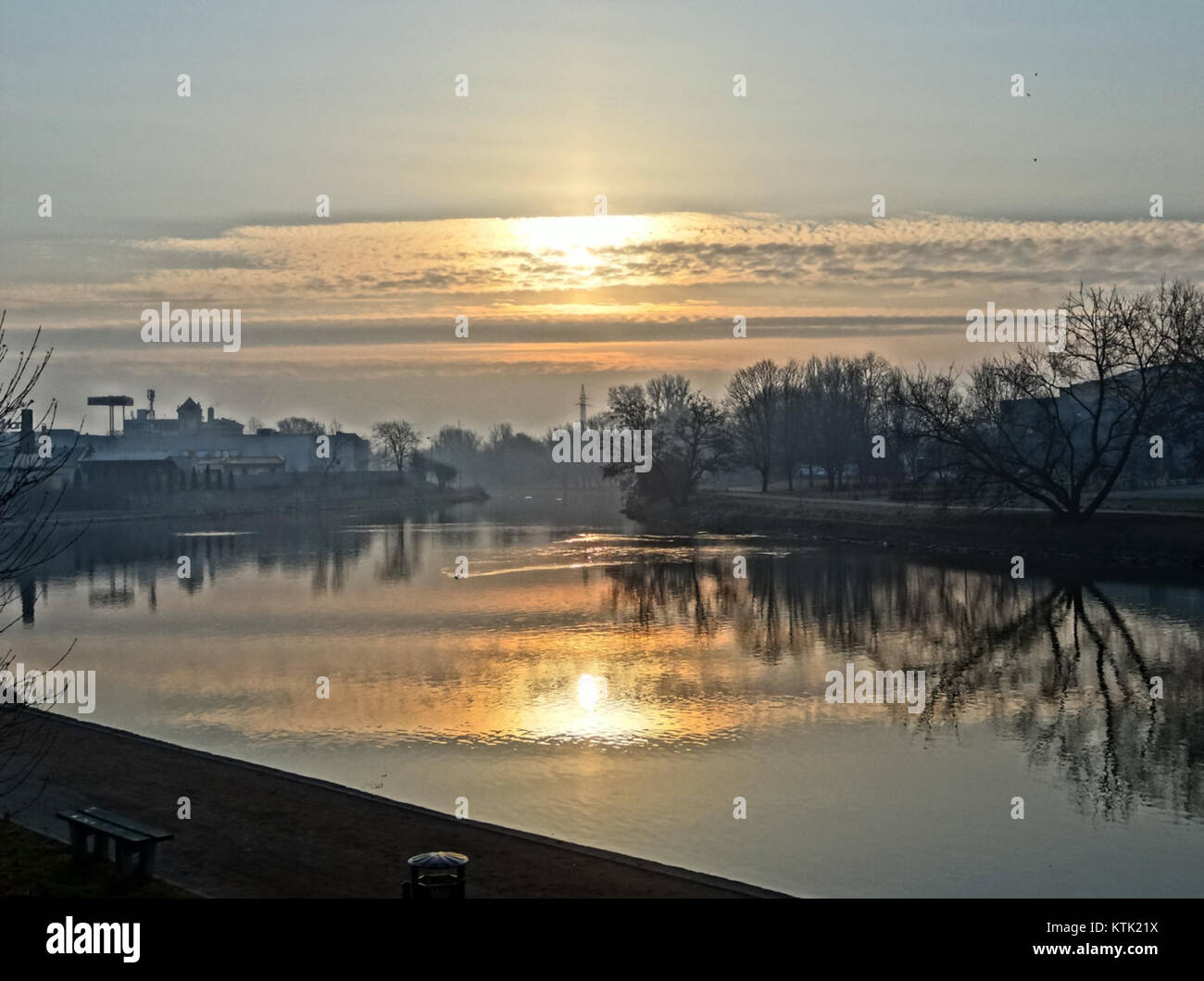 Questa fotografia, scattata nel marzo 2015, cattura una splendida alba su un paesaggio, probabilmente scattato in un ambiente rurale o naturale. L'immagine mostra la bellezza del mondo naturale e la luce mutevole dell'alba. Foto Stock