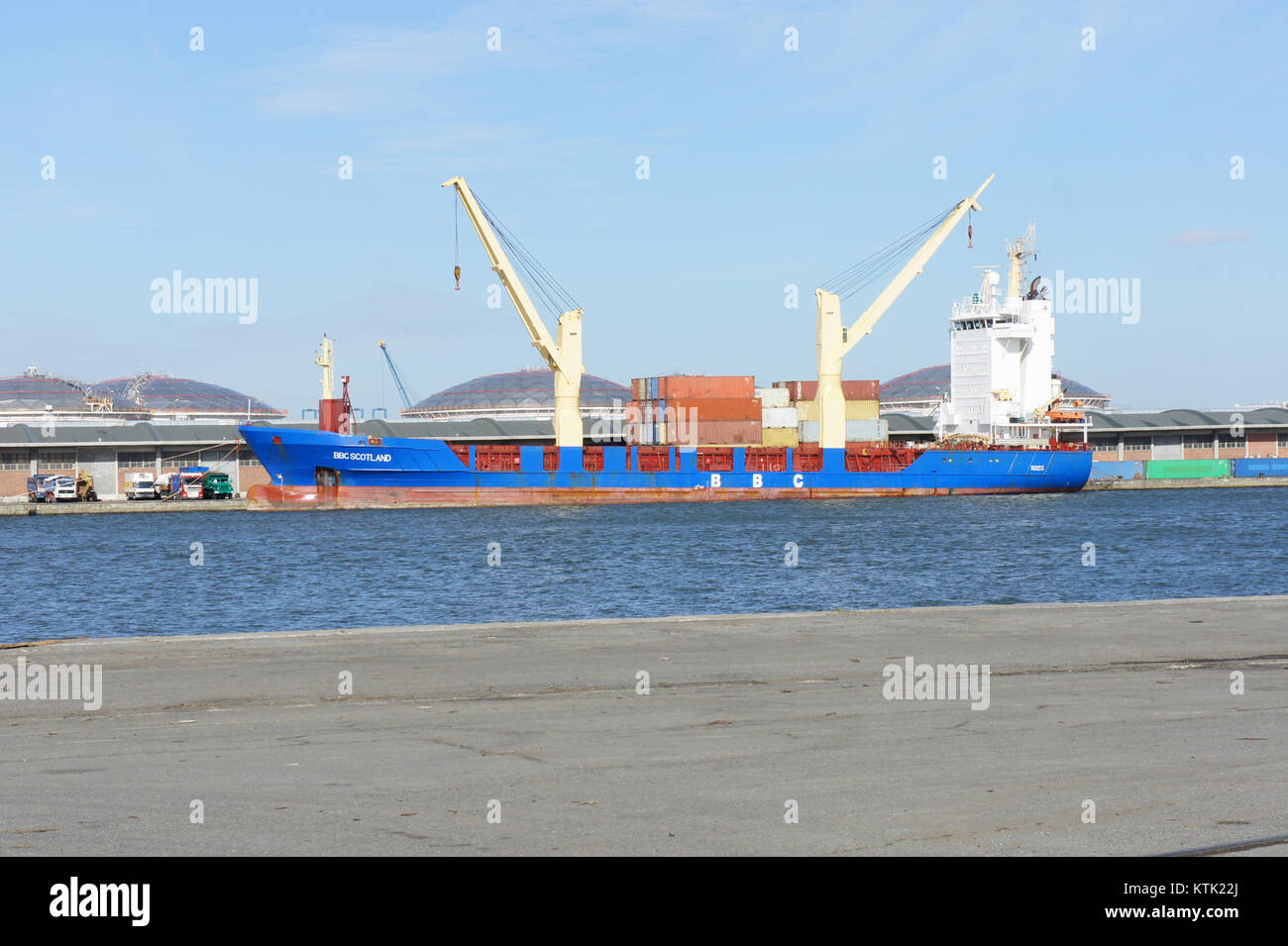 La BBC Scotland è una nave da carico con numero IMO 9266322, registrata con il nominativo ZDFF3. È attraccata a Vijfde Havendok nel porto di Anversa, un importante centro di navigazione in Belgio, che mostra la moderna logistica marittima e le operazioni portuali. Foto Stock