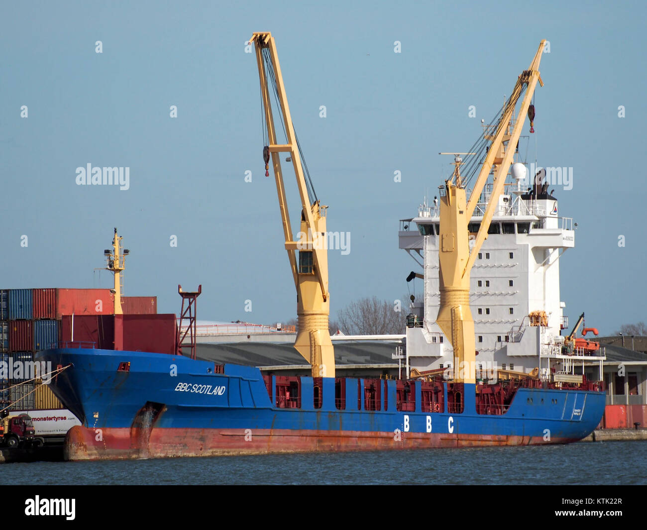La BBC Scotland è una nave da carico identificata con il numero IMO 9266322 e con l'indicativo di chiamata ZDFF3. È attraccata al Vijfde Havendok nel porto di Anversa, uno dei porti marittimi più trafficati d'Europa, noto per la sua posizione strategica e le operazioni di trasporto su larga scala. Foto Stock