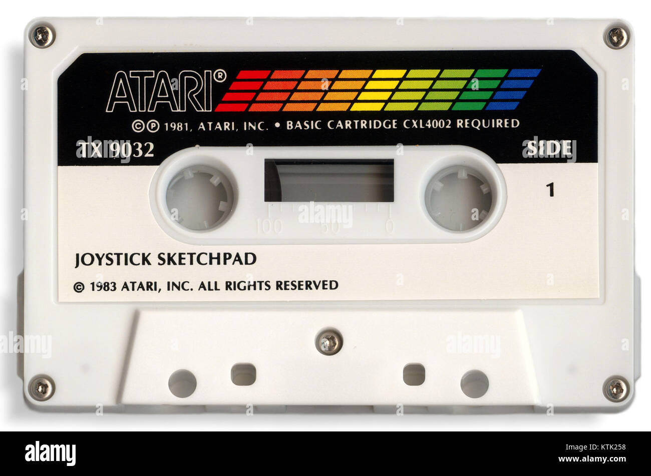 Lo Sketchpad per joystick a cassette Atari TX 9032 A è un prodotto Atari vintage degli anni '1980 Faceva parte della prima era del personal computing e del gaming, con l'uso di un joystick e programmi di cassette per intrattenimento e scopi educativi. Questo prodotto è un esempio chiave delle innovazioni tecnologiche che hanno caratterizzato le prime fasi del gaming domestico. Foto Stock