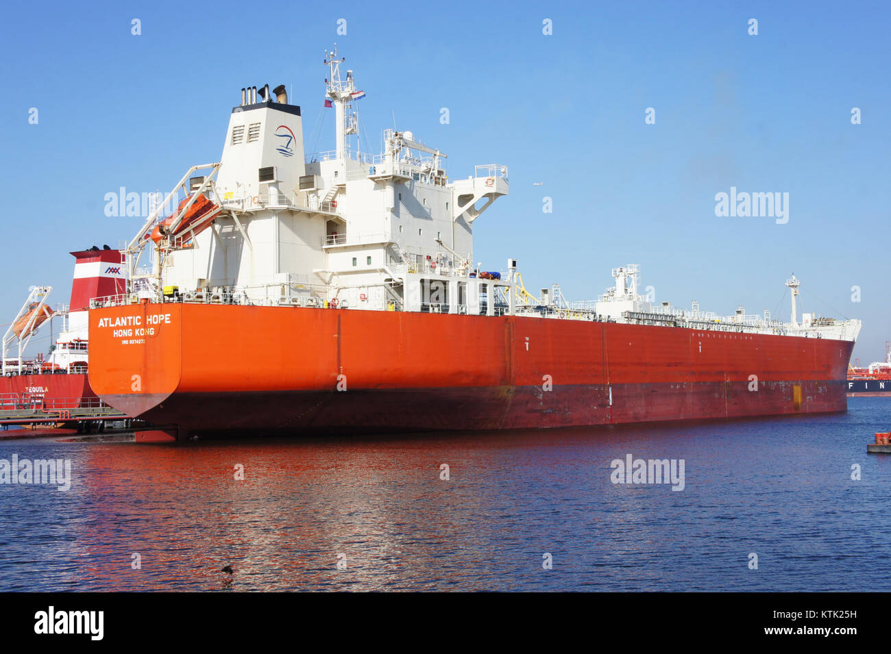 La nave *Atlantic Hope*, identificata dall'IMO 9374272, è ancorata ad Amerikahaven, porto di Amsterdam, evidenziando il suo coinvolgimento nel commercio marittimo e nel trasporto nella regione. Foto Stock
