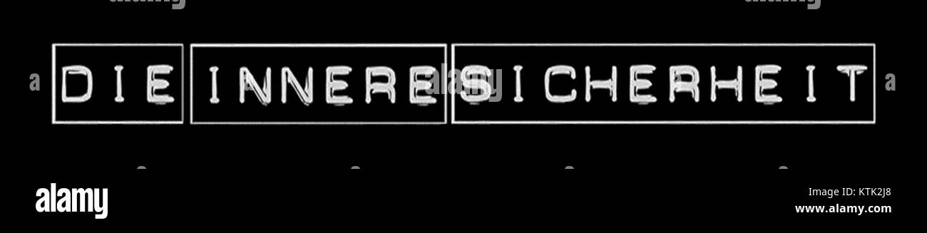 "Die innere Sicherheit" (sicurezza interna) è un termine usato nei paesi di lingua tedesca per riferirsi alle misure di sicurezza nazionale, tra cui le forze dell'ordine, i servizi di intelligence e la difesa civile. Si tratta di strategie per mantenere l'ordine pubblico e proteggere lo Stato dalle minacce interne. Il concetto è fondamentale per le discussioni politiche sulla sicurezza e la governance dello Stato. Foto Stock