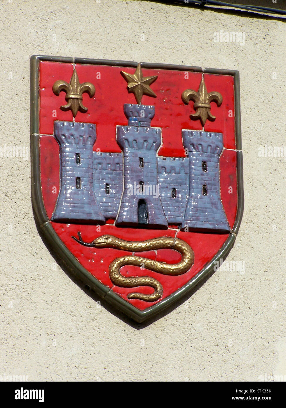 Lo stemma di Castelmoron-d'Albret presenta uno scudo rosso con un castello d'argento composto da tre torri: Un donjon centrale sormontato da una stella a sei punte d'oro e fiancheggiato da due fianchi d'oro. Il castello è sostenuto da un serpente d'oro che corre verticalmente lungo lo scudo. Foto Stock