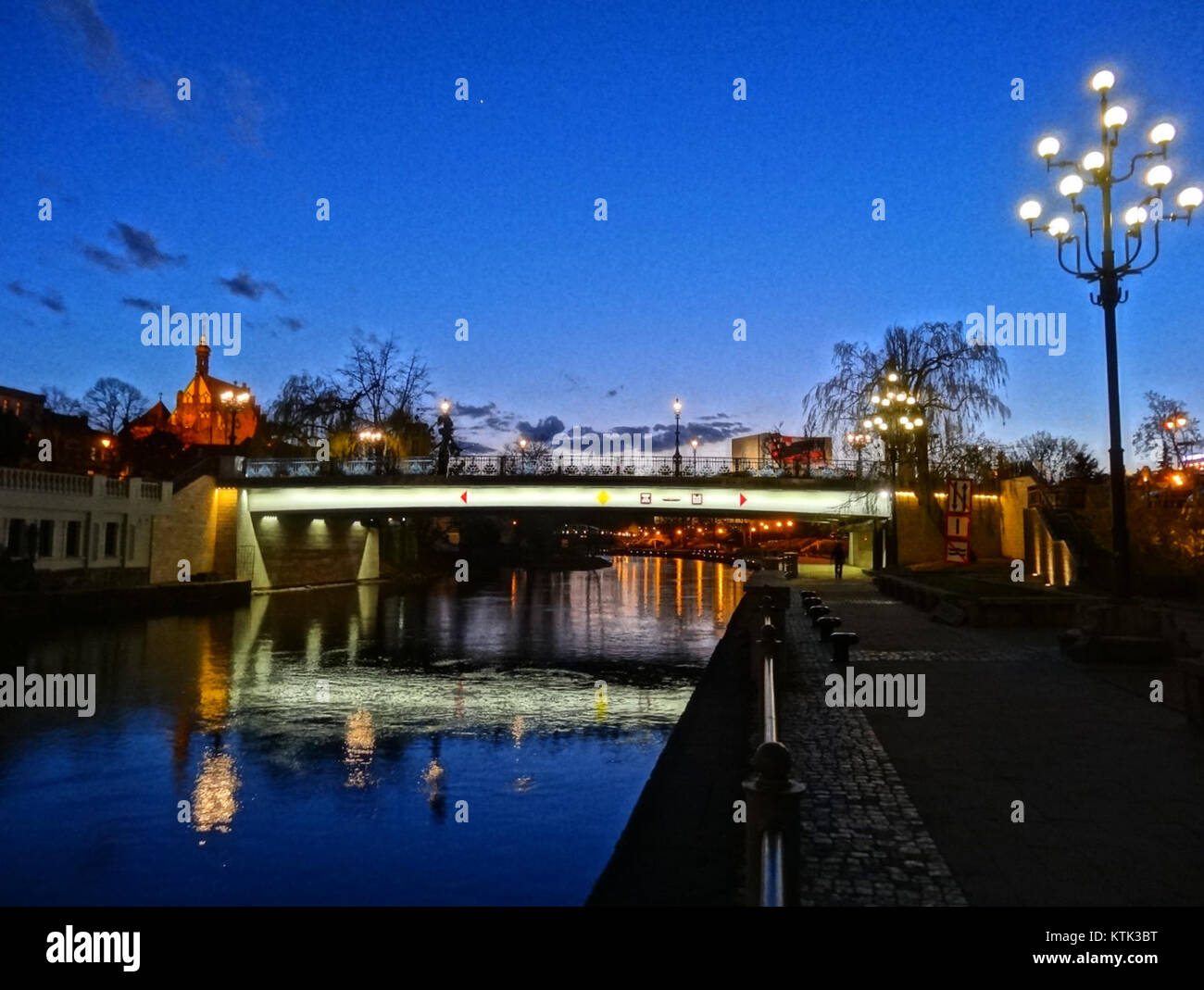 Il Ponte Staromiejski, situato nella città vecchia di Varsavia, Polonia, è un ponte storico che è stato simbolo della resilienza e dello sviluppo architettonico del cityâ nel corso degli anni. Foto Stock