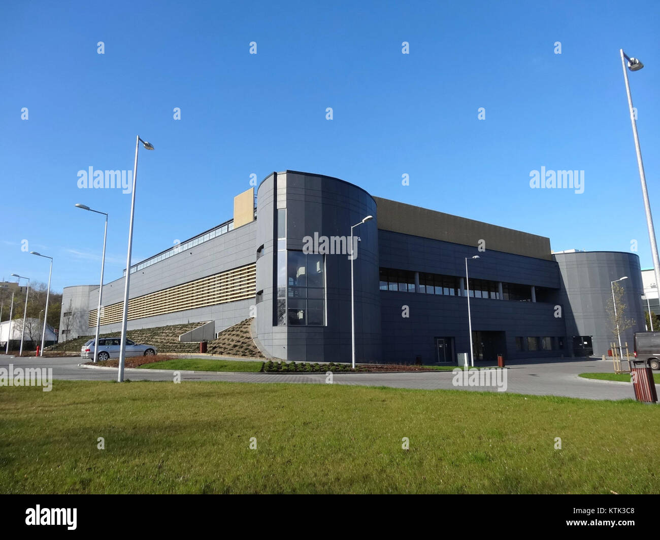 L'Artego Arena, situata nel centro della città, è un importante centro sportivo ed eventi. È utilizzato per vari eventi, tra cui concerti, giochi sportivi e convegni, ed è noto per il suo design moderno e la grande capacità di posti a sedere. Foto Stock