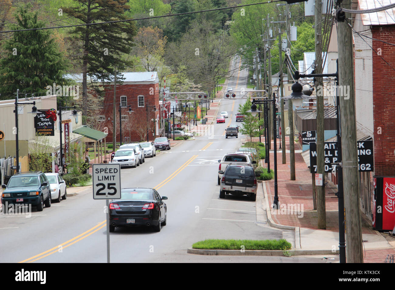 Il quartiere storico di Ball Ground, Georgia, è un'area conservata che riflette il patrimonio culturale della città del XIX secolo. Presenta edifici ben mantenuti, tra cui case e aziende tradizionali, che contribuiscono al suo significato culturale e storico. Foto Stock