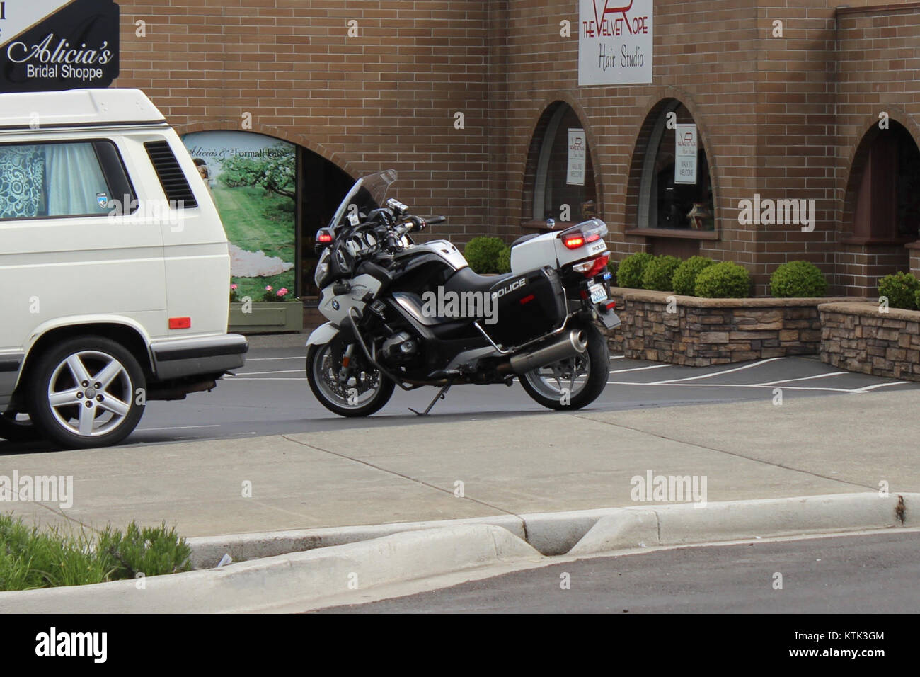 Il dipartimento di polizia di Bellingham utilizza motociclette BMW per compiti di pattuglia, fornendo agli agenti una maggiore mobilità e versatilità. L'uso delle motociclette fa parte dell'impegno del dipartimento per la sicurezza pubblica e l'efficacia delle forze dell'ordine. Foto Stock