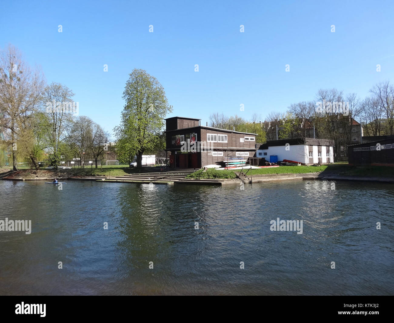 Questa immagine mostra i club di canottaggio (kluby wioslarskie) a Bydgoszcz, Polonia, scattati il 6 aprile 2015. Bydgoszcz è conosciuta per la sua ricca storia nel canottaggio e negli sport acquatici, con un certo numero di club che partecipano attivamente a eventi nazionali e internazionali. Foto Stock
