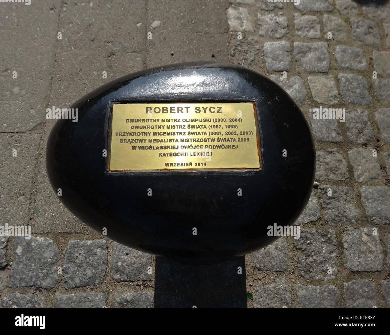 La fotografia cattura una vista del Polerow Park, situato nella città di BDG. Mette in mostra la bellezza naturale e lo spazio ricreativo del parco, evidenziando gli spazi verdi e le aree pedonali disponibili per il pubblico. Foto Stock