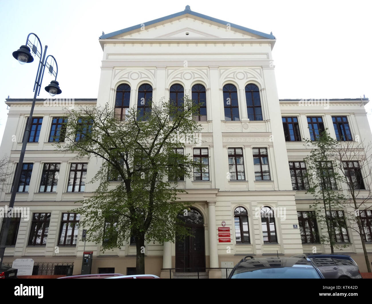 Fotografia dell'incrocio tra la 10a e la 4a strada a Bydgoszcz, Polonia, con l'edificio Zespół Szkół Plastycznych (Scuola di Belle Arti). Foto Stock