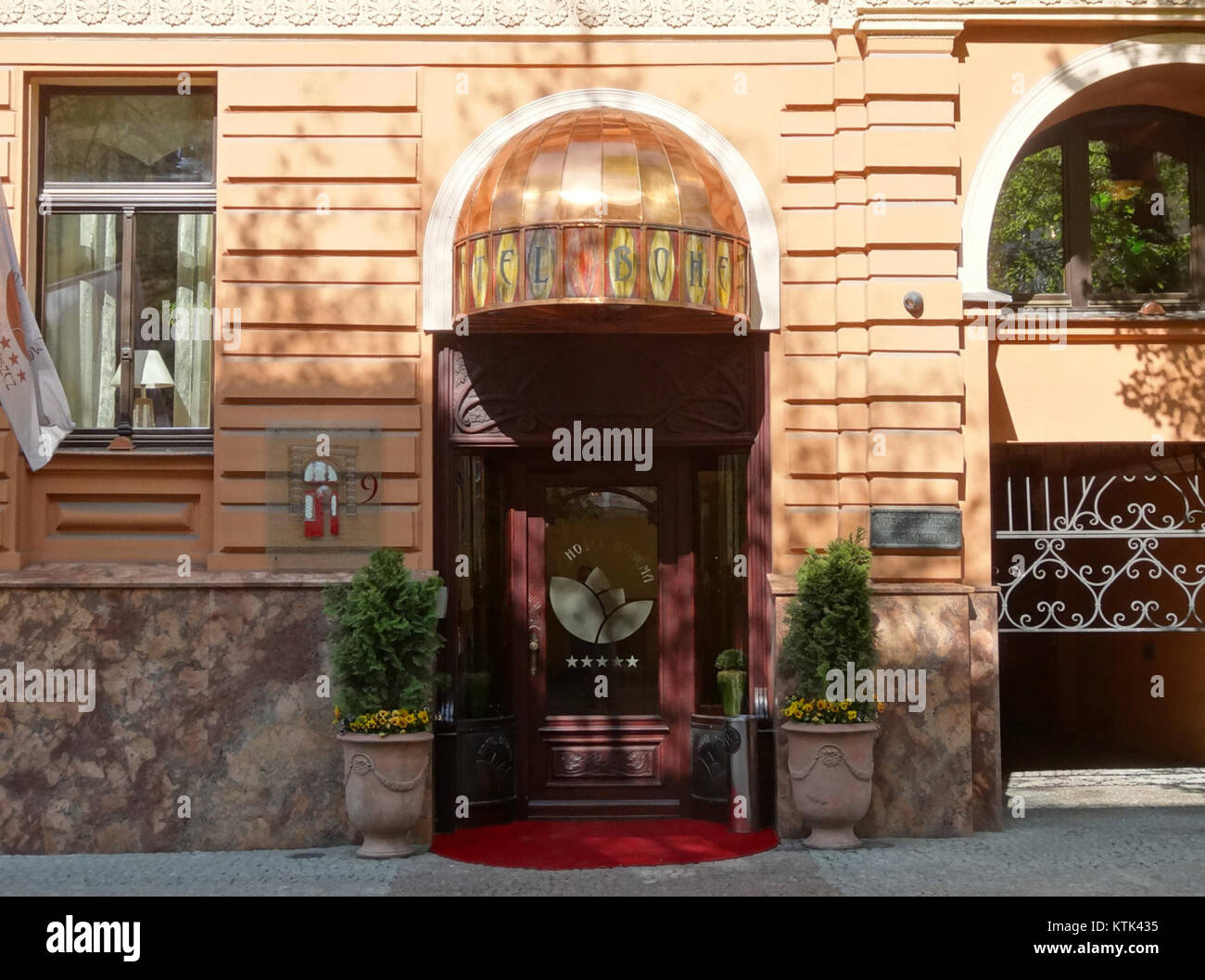 Il BDG HotelBohema è un hotel situato in Polonia che offre agli ospiti un'esperienza di lusso. Conosciuto per i suoi servizi moderni e il design elegante, è una scelta popolare sia per i viaggiatori d'affari che per i turisti. L'hotel offre sistemazioni confortevoli e un servizio di alta qualità. Foto Stock