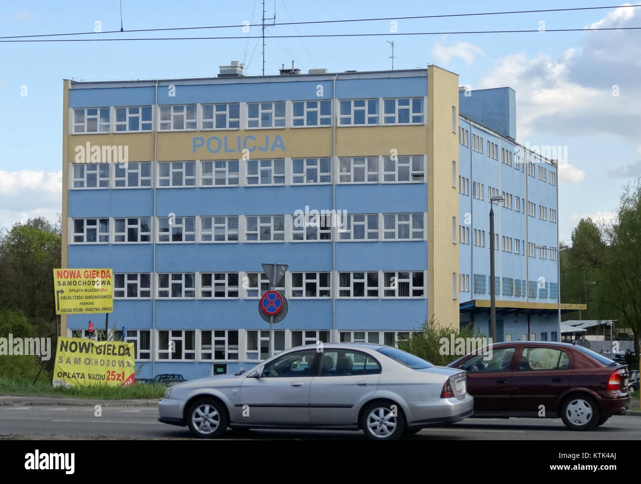 Questa immagine mostra la polizia nella città di BDG (Bydgoszcz), Polonia, scattata nell'aprile 2015. Cattura gli agenti delle forze dell'ordine nell'esercizio del loro dovere, riflettendo il ruolo della polizia nel mantenimento della sicurezza e dell'ordine pubblico. Foto Stock