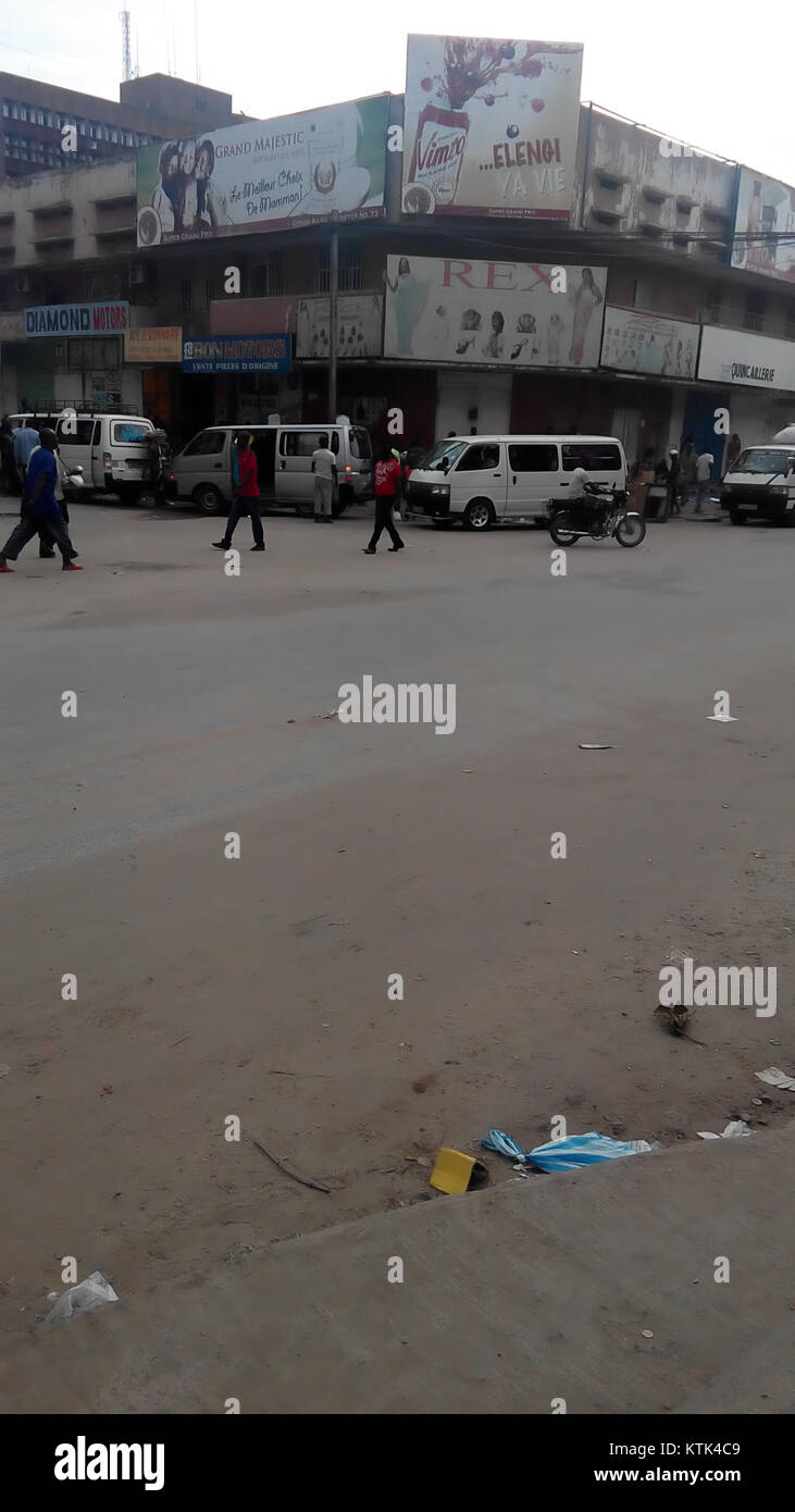 Avenue Commerce a Kinshasa, la capitale della Repubblica Democratica del Congo, è una delle strade principali note per il suo commercio, le sue attività commerciali e la vivace vita di mercato. Foto Stock