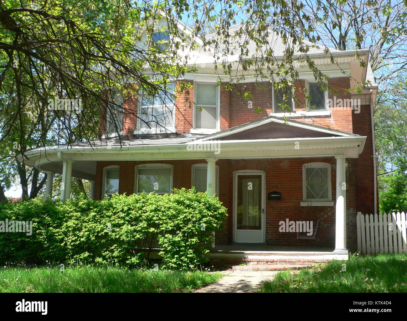 Questa fotografia mostra 115 N. 2nd Street ad Atchison, Kansas, catturando l'architettura storica e il layout urbano di questa piccola città americana. L'edificio fa parte del patrimonio culturale della comunità locale. Foto Stock