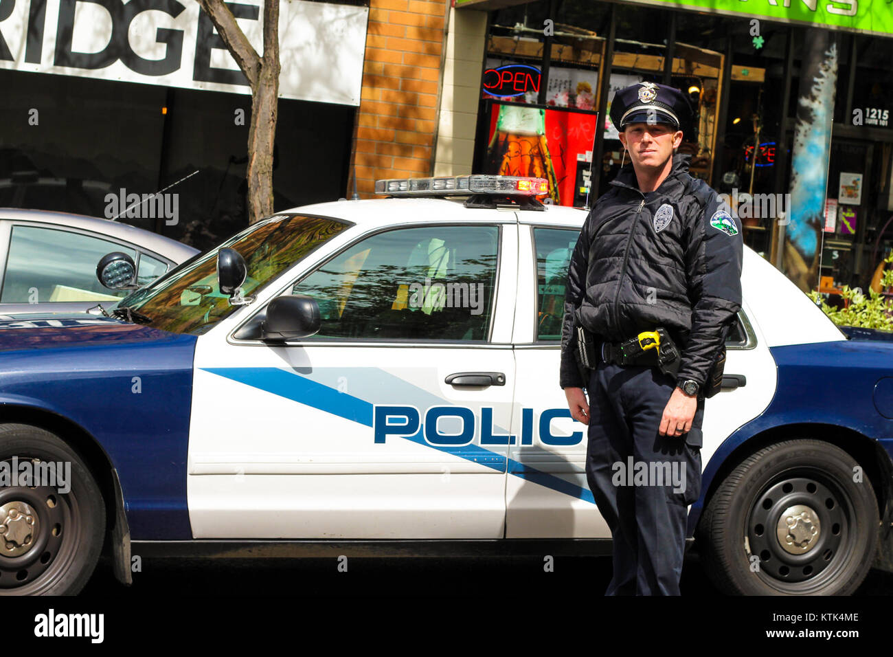 Questa immagine mostra un agente di polizia di Bellingham, Washington, che mette in evidenza il ruolo delle forze dell'ordine locali nella sicurezza della comunità e nel servizio pubblico nella zona. Foto Stock Questa immagine mostra un agente di polizia di Bellingham, Washington, che mette in evidenza il ruolo delle forze dell'ordine locali nella sicurezza della comunità e nel servizio pubblico nella zona. Foto Stock