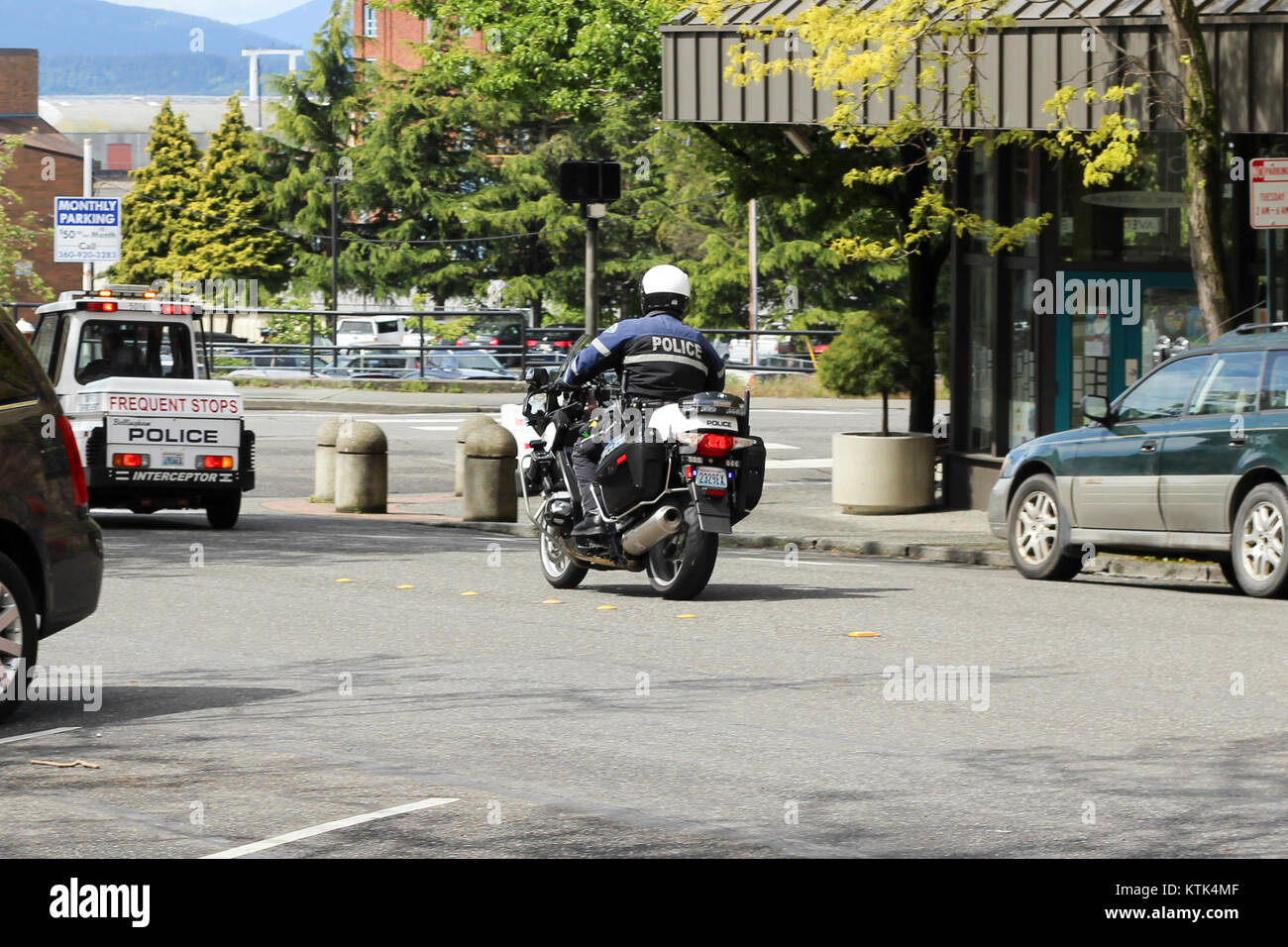 L'unità di polizia di Bellingham, Washington, è vista in azione, svolgendo i suoi compiti relativi all'applicazione del traffico e alla sicurezza pubblica. L'immagine riflette il ruolo dell'unità nel garantire la sicurezza stradale e mantenere l'ordine sulle strade locali. Foto Stock