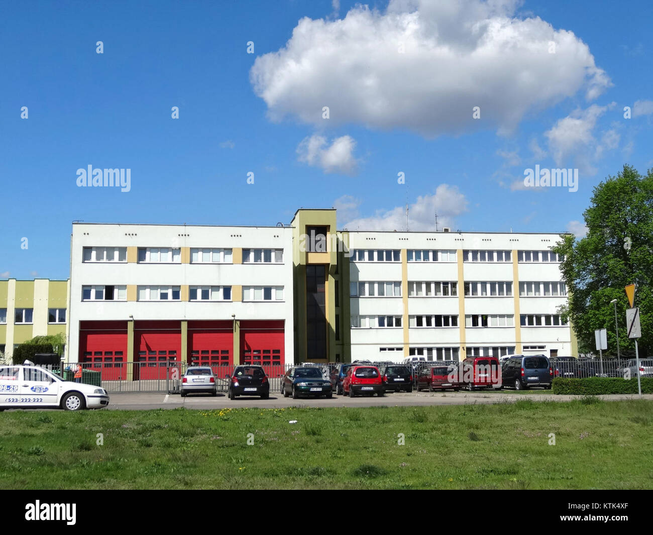 Una fotografia di un edificio scolastico, etichettato *BDG szkolaPSP 3*, scattata il 3 maggio 2015, che mostra la struttura e l'ambiente circostante. Foto Stock