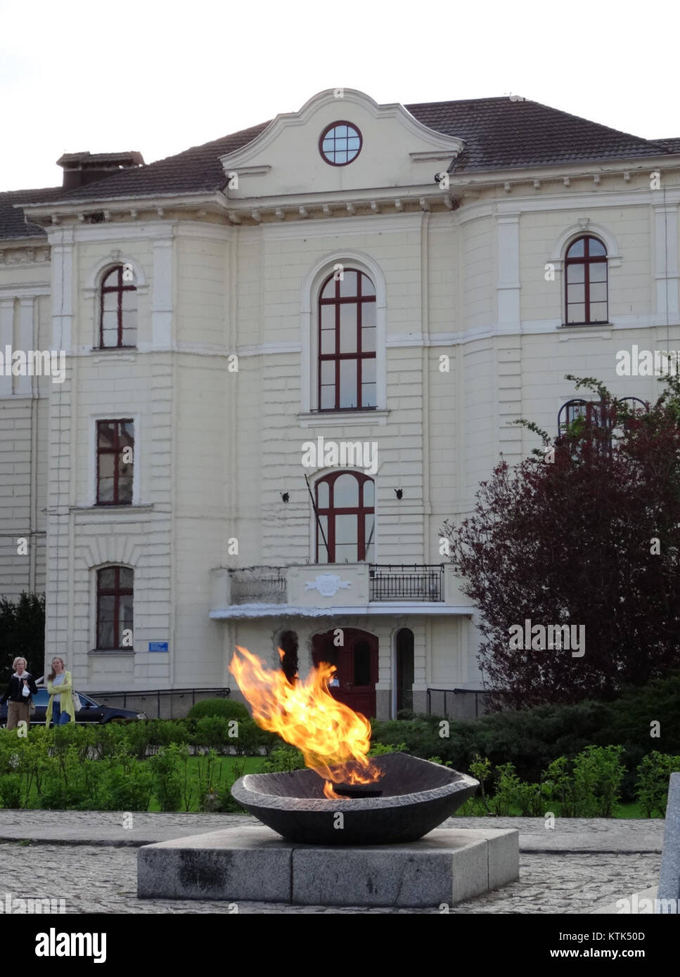 L'edificio Ratusz, catturato in una fotografia del 2015, rappresenta una struttura civica significativa, che ospita tipicamente gli uffici governativi locali e svolge un ruolo chiave nel governo municipale. Foto Stock