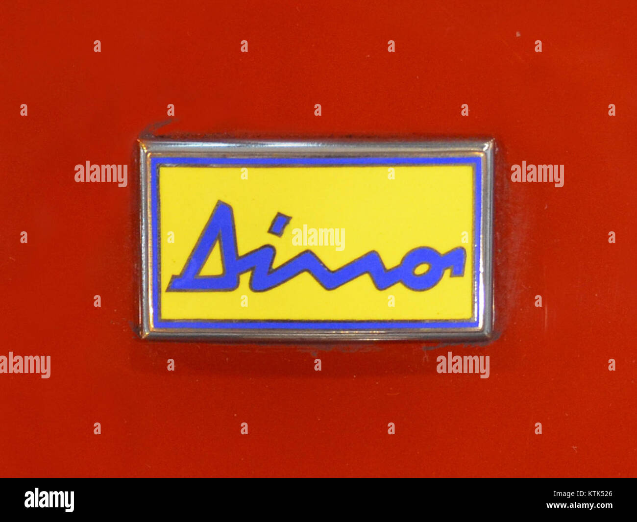 Il distintivo Dino rappresenta un oggetto da collezione vintage, tipicamente legato al marchio Dino, un noto produttore di prodotti nell'industria automobilistica o dei beni di consumo durante la metà del XX secolo. Foto Stock