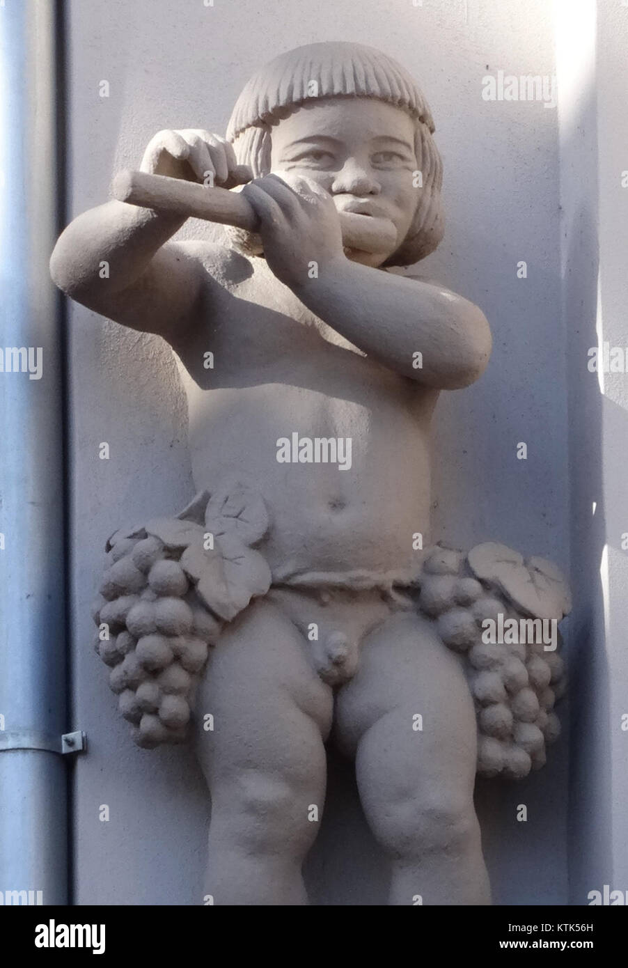 BDG Jedynak rzezby si riferisce a un edificio o a un'installazione che presenta sculture. Situato in un'area specifica, potrebbe rappresentare una mostra o una collezione d'arte, possibilmente del maggio 2015, che espone opere d'arte contemporanee o storiche. Foto Stock