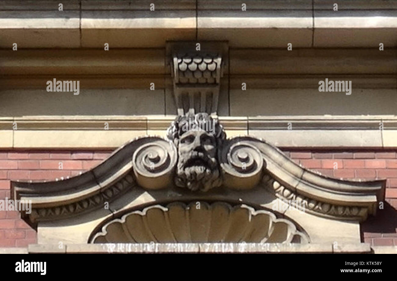 Un edificio associato alla Dyrekcja Kolei, probabilmente un quartier generale o un edificio amministrativo relativo alle operazioni ferroviarie. Foto Stock