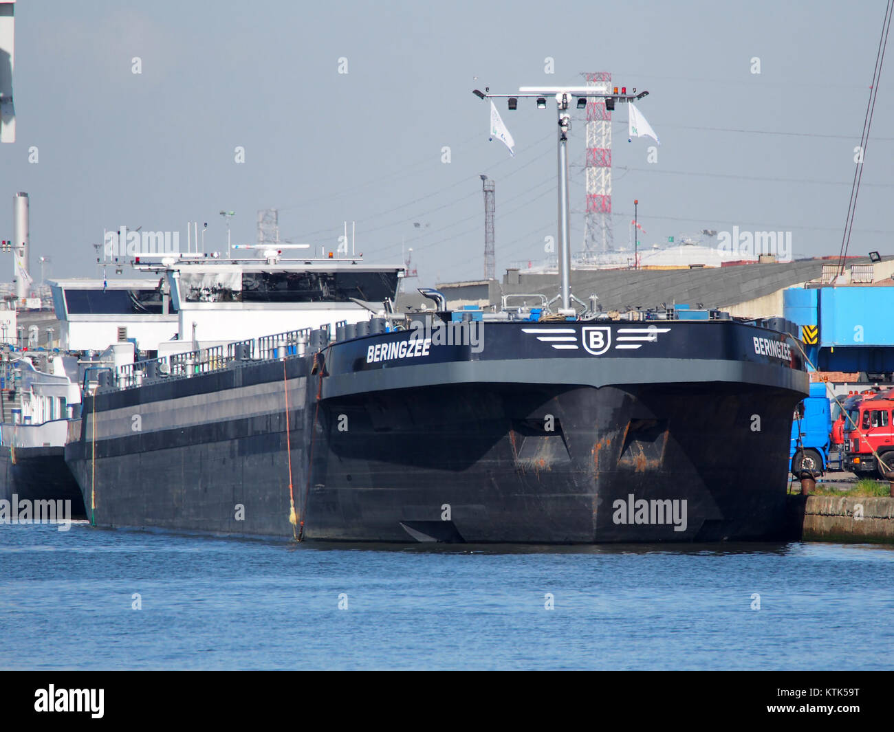 La Beringzee è una nave identificata con il numero ENI 06105293, ancorata al porto di Anversa, un importante nodo marittimo internazionale in Belgio. Il porto svolge un ruolo significativo nel commercio globale e nella logistica marittima. Foto Stock