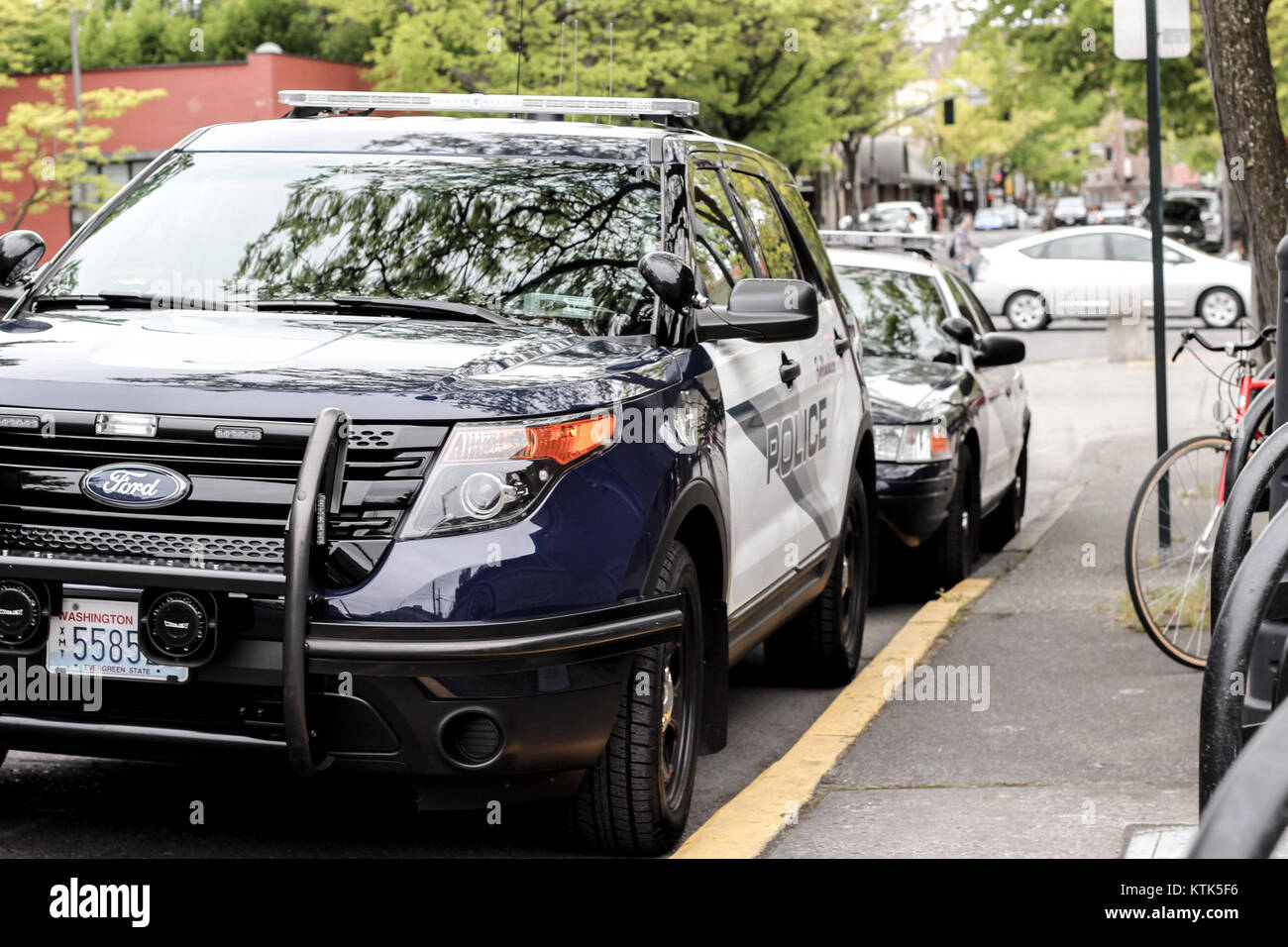 Agenti di polizia di Bellingham in azione, catturati in una fotografia, che evidenziano i doveri delle forze dell'ordine e il servizio comunitario a Bellingham, Washington. Foto Stock