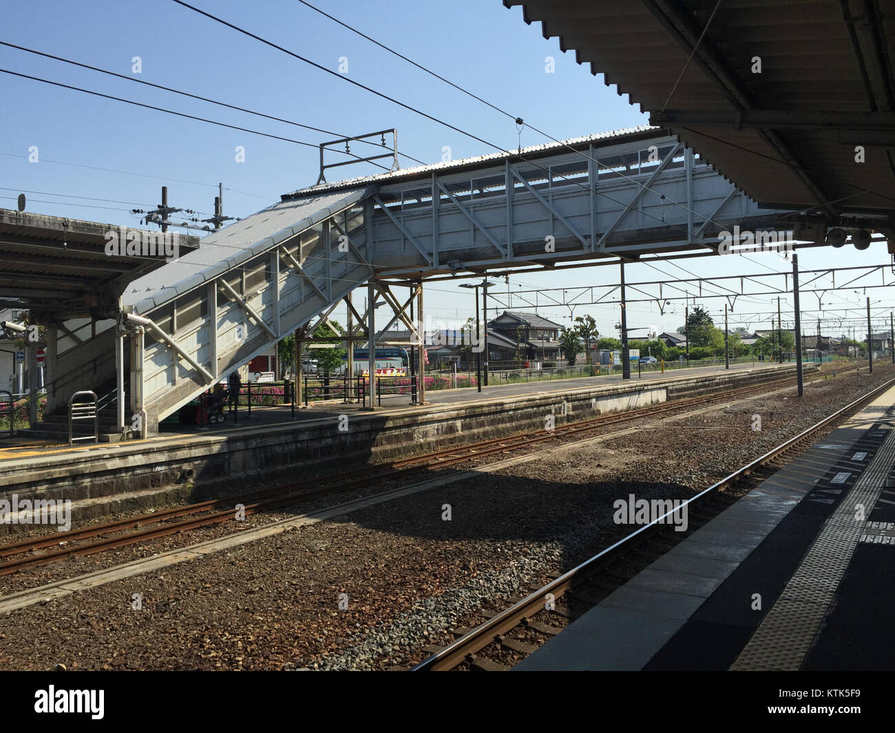 Vista aerea della stazione di Azuchi con il cavalcavia a ovest, che mostra il paesaggio circostante e le infrastrutture. Foto Stock