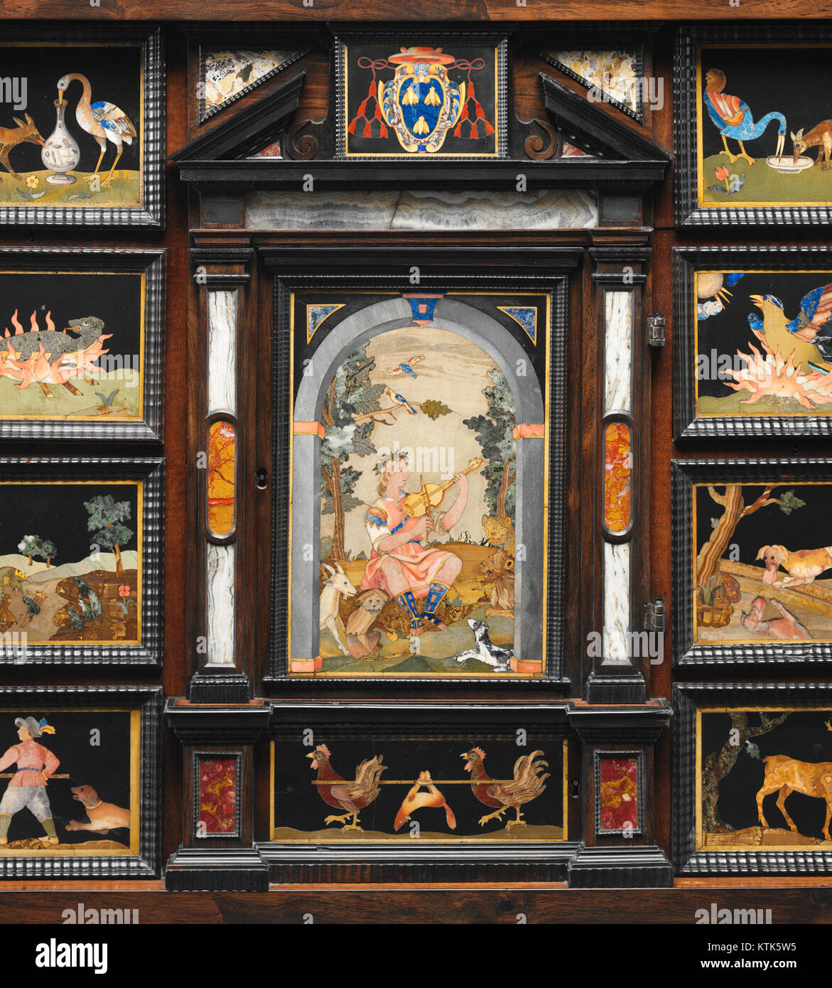 Il Gabinetto Barberini, ospitato nel Metropolitan Museum of Art, è un rinomato esempio di artigianato del mobilio del XVII secolo, caratterizzato da intricati intarsi ed elementi decorativi di design. Foto Stock
