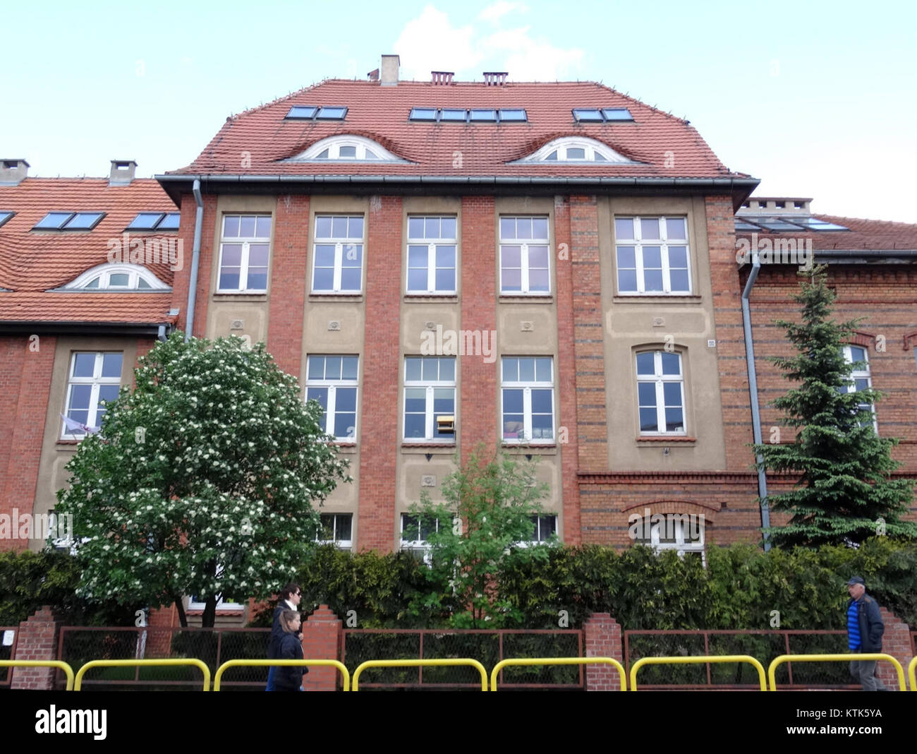 Questa immagine mostra un edificio situato in una posizione non identificata, scattato nel 2015. La foto mette in evidenza i dettagli architettonici della struttura durante quel periodo, offrendo un'occhiata al suo design e alle sue condizioni. Foto Stock
