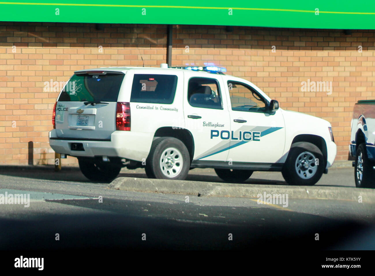 Gli agenti della polizia di Bellingham rispondono a una chiamata, dimostrando il loro ruolo nel mantenere la pubblica sicurezza e nel fornire servizi essenziali per le forze dell'ordine nella comunità. Foto Stock