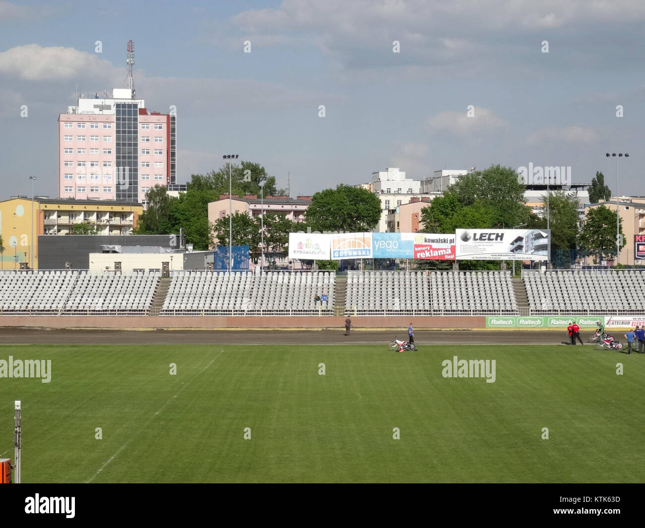 La BDG Polonia Zuzel ha ospitato un evento speedway il 18 maggio 2015. L'evento ha mostrato l'intensità delle corse automobilistiche polacche e ha attirato grandi folle di appassionati di sport motoristici. Foto Stock