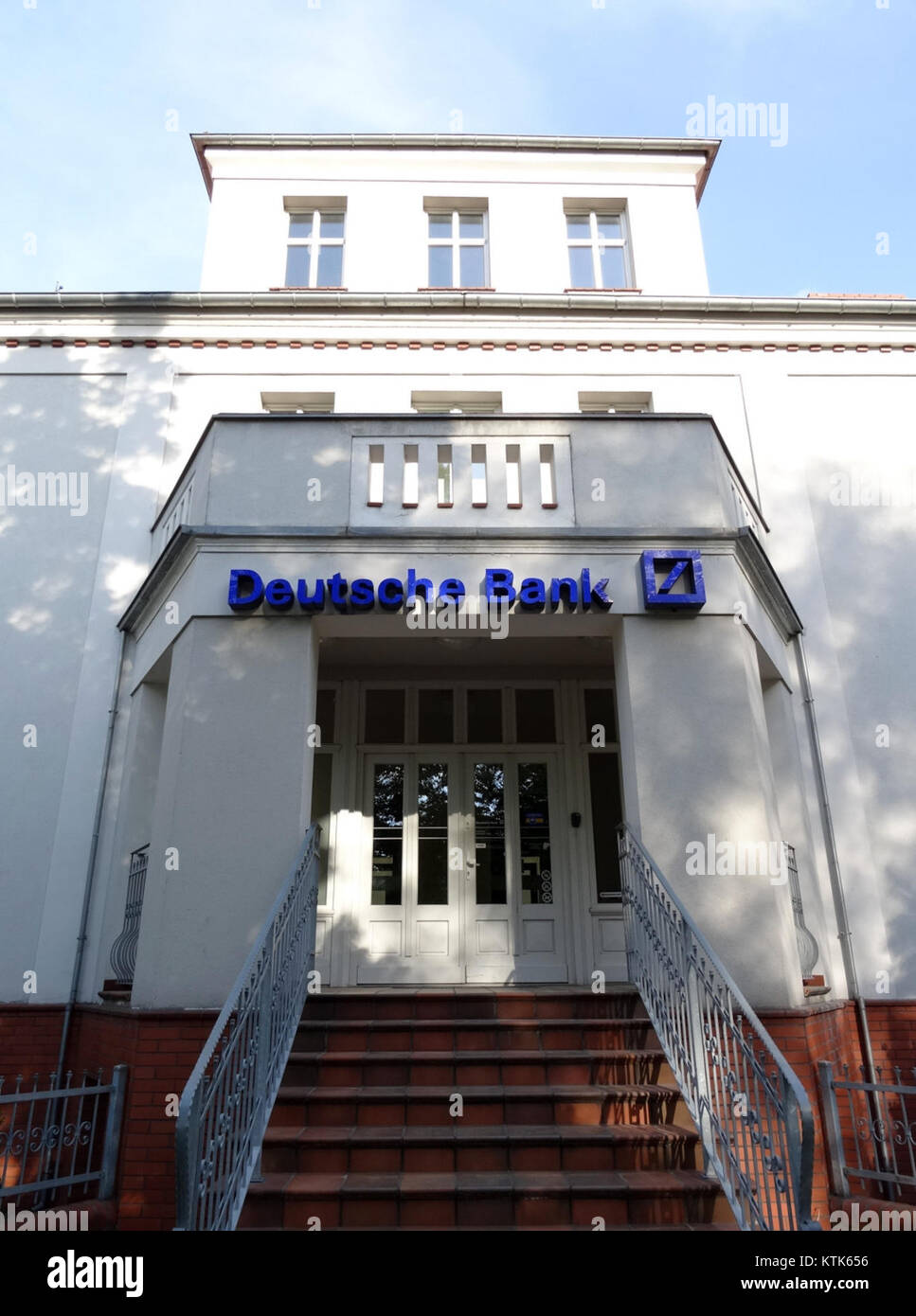 L'edificio della Deutsche Bank è un importante centro finanziario situato in un'importante area urbana. Funge da base per le operazioni globali di Deutsche Bank ed è un importante centro per la finanza internazionale. L'edificio è noto per il suo design architettonico elegante e moderno e per le caratteristiche tecnologiche. Foto Stock