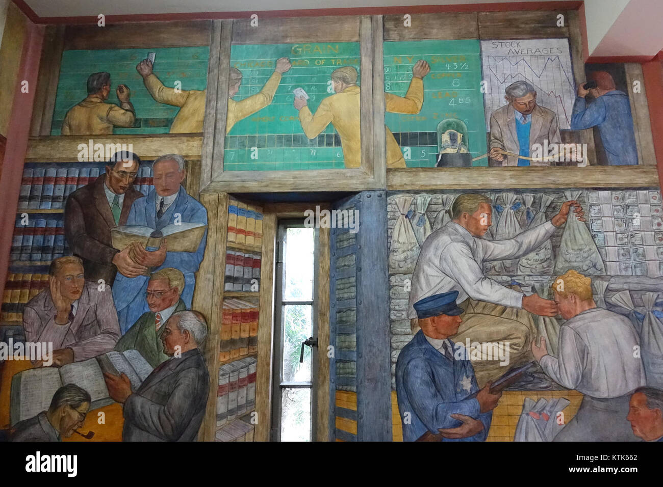 Questa immagine cattura "Banking and Law" di George Harris, un murale situato nella Coit Tower, San Francisco. Fa parte di una serie di murales dipinti durante gli anni '1930, raffiguranti vari aspetti della storia e delle industrie della California. Il murale mette in evidenza temi legati al settore bancario, al diritto e al panorama economico del tempo. Foto Stock