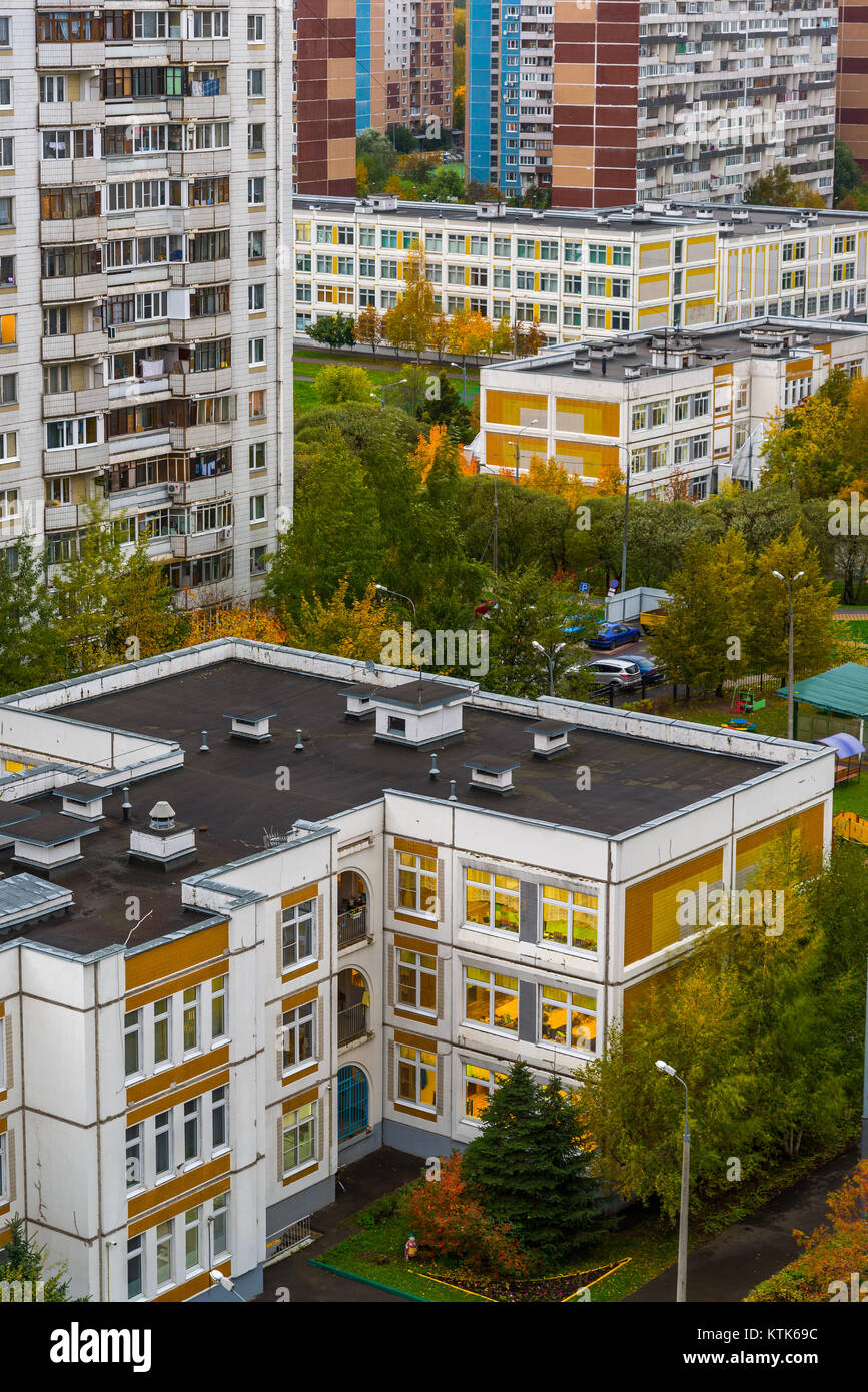 Paesaggio urbano nella zona notte in autunno con asilo nido e scuola di Mosca, Rusia Foto Stock
