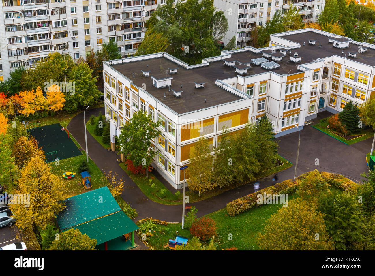 Paesaggio urbano nella zona notte in autunno con asilo nido e scuola di Mosca, Rusia Foto Stock