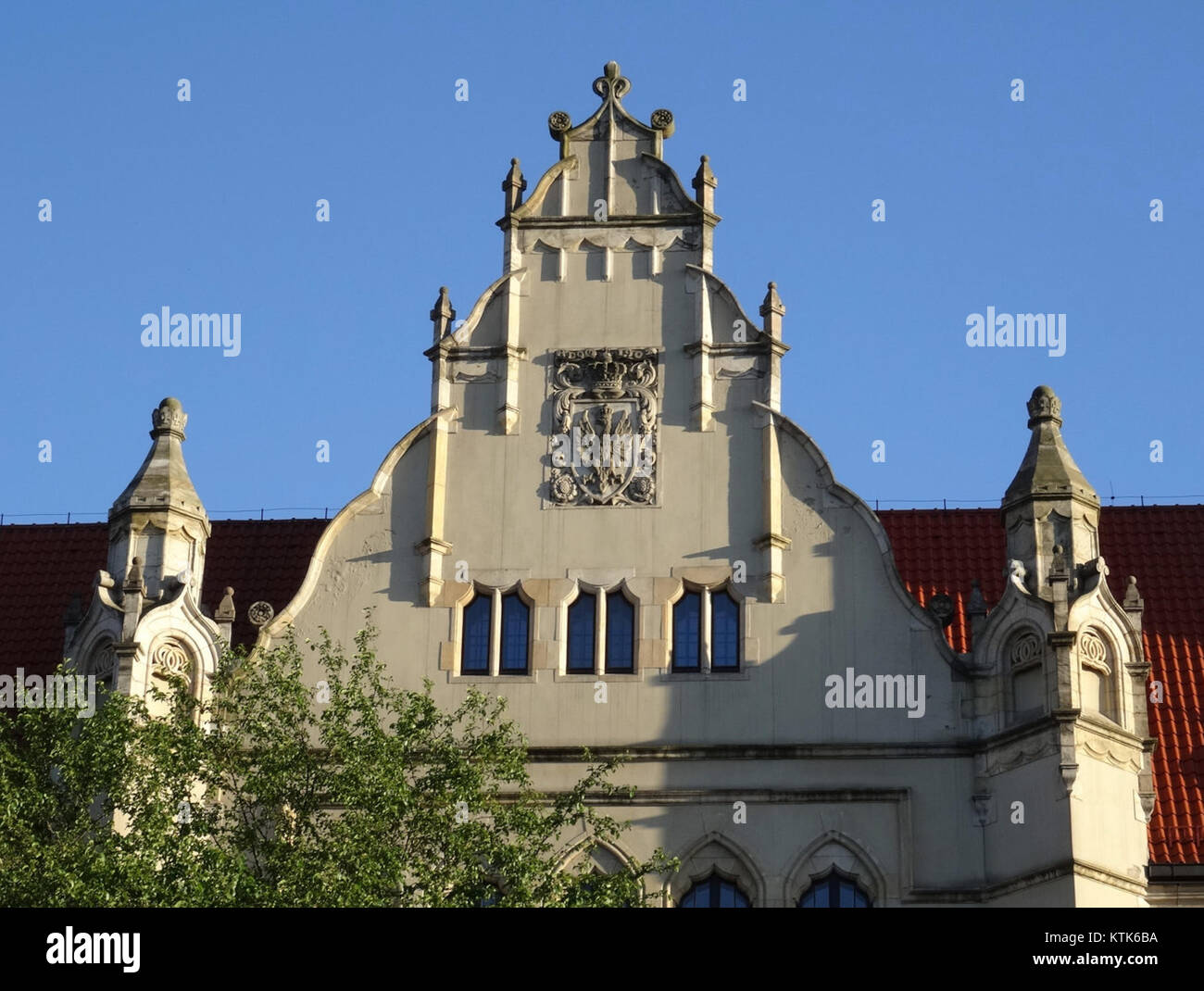 Questa immagine raffigura il tribunale distrettuale (BDG Sad Okregowy) in Polonia, datato 7 maggio 2015. Illustra il design architettonico della corte e il suo ruolo nel sistema giudiziario in Polonia. Foto Stock