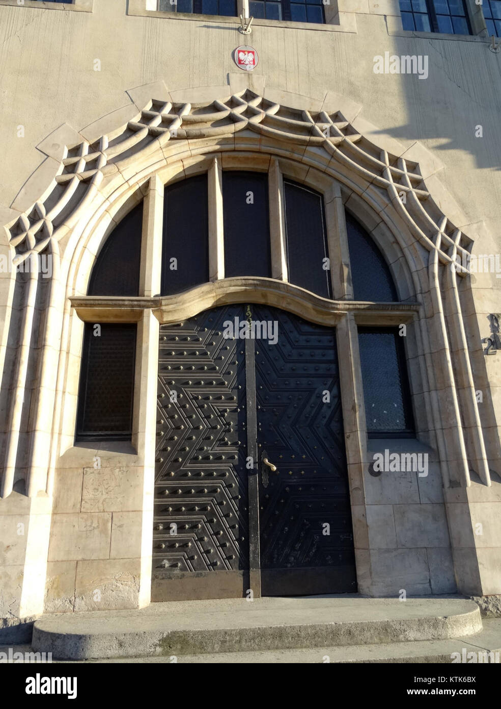 Questa immagine cattura un edificio, BDG SadOkregowy, fotografato il 19 maggio 2015. L’edificio svolge probabilmente una funzione chiave nel sistema amministrativo o giudiziario locale, che riflette le infrastrutture e l’architettura della regione. Foto Stock