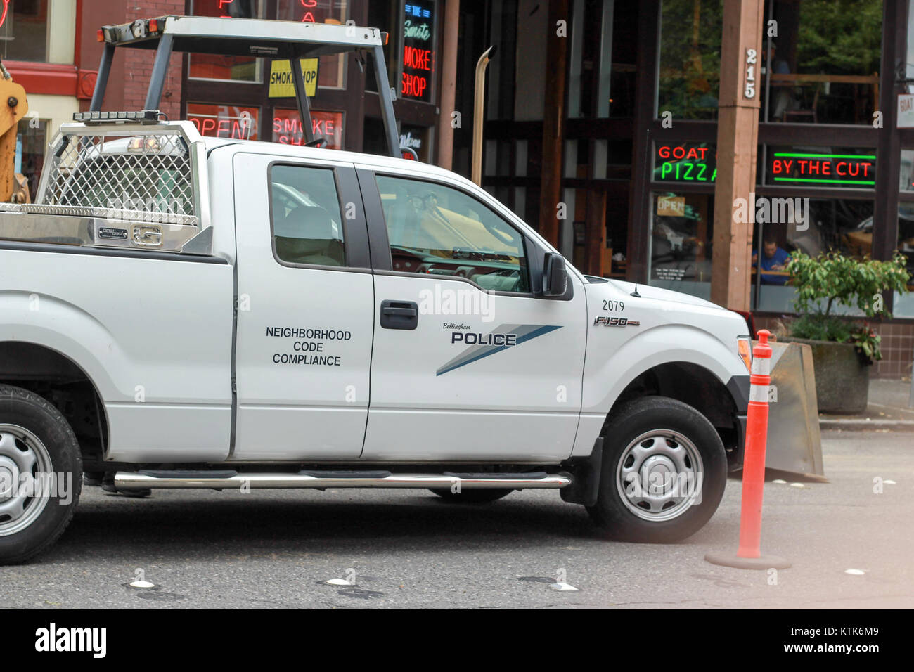 La divisione Neighborhood Code Compliance del dipartimento di polizia di Bellingham lavora per far rispettare i regolamenti e i codici edilizi locali, garantendo la sicurezza e l'ordine della comunità nelle aree residenziali di Bellingham, Washington. Foto Stock