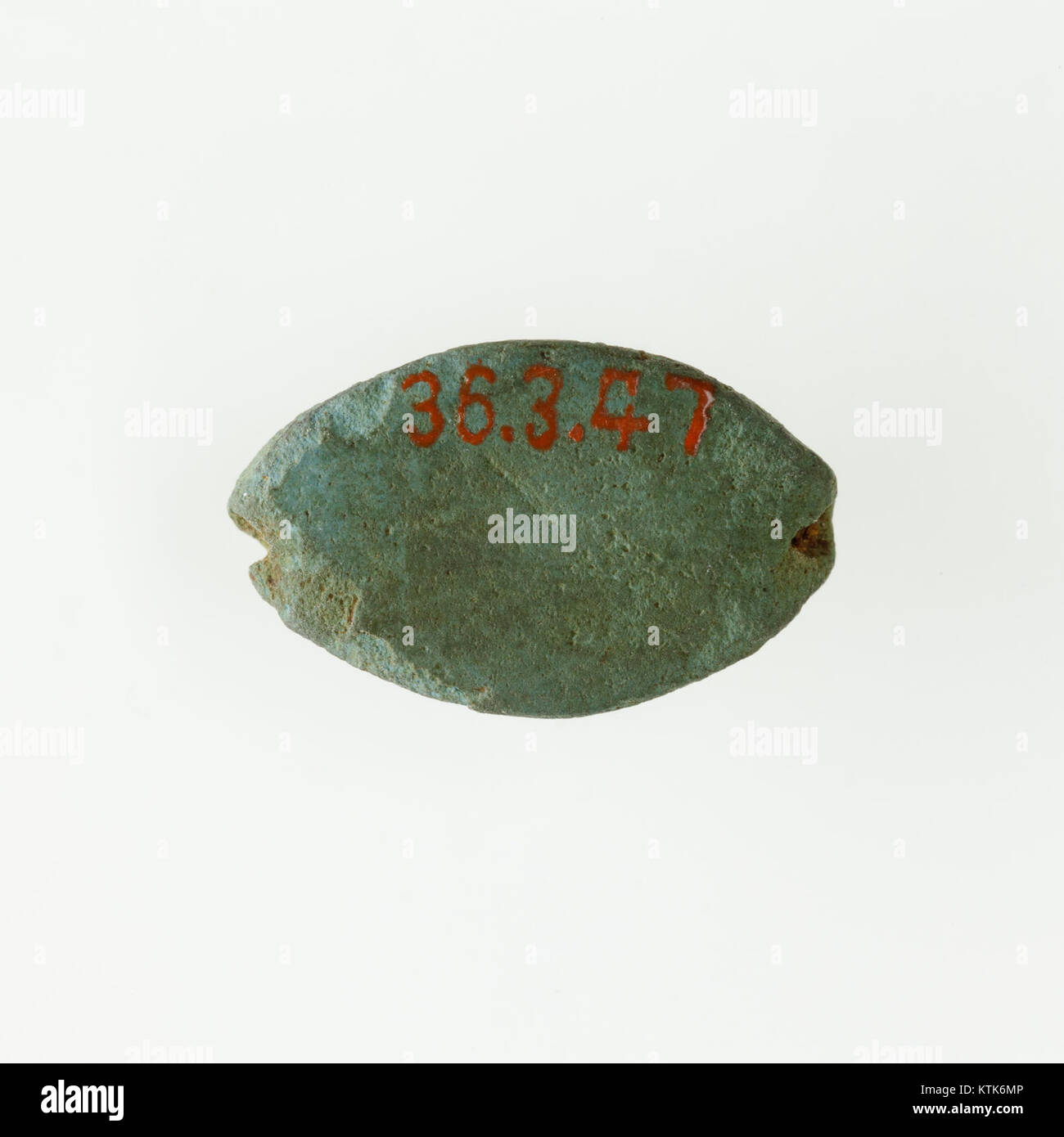 Una perla della collezione del Metropolitan Museum of Art, catalogata con il numero 36.3,47, identificata da EGDP021448, che mostra il suo design e l'origine. Foto Stock