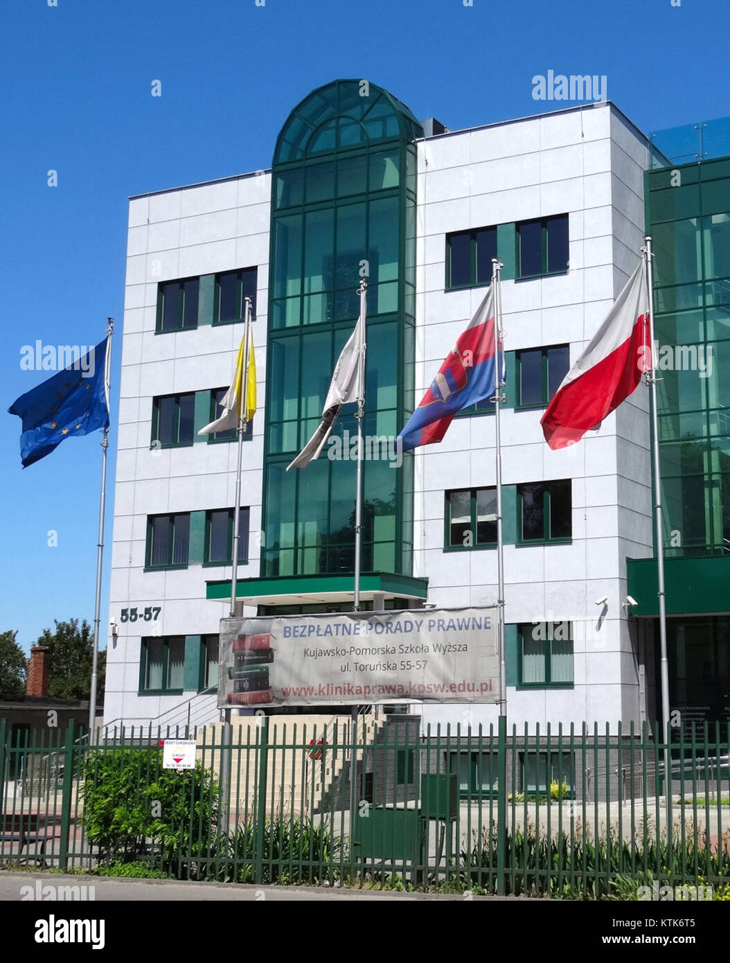 Questo edificio fa parte della scuola di istruzione superiore Kujawsko-Pomorskie, che mostra l'architettura educativa moderna in Polonia. Foto Stock