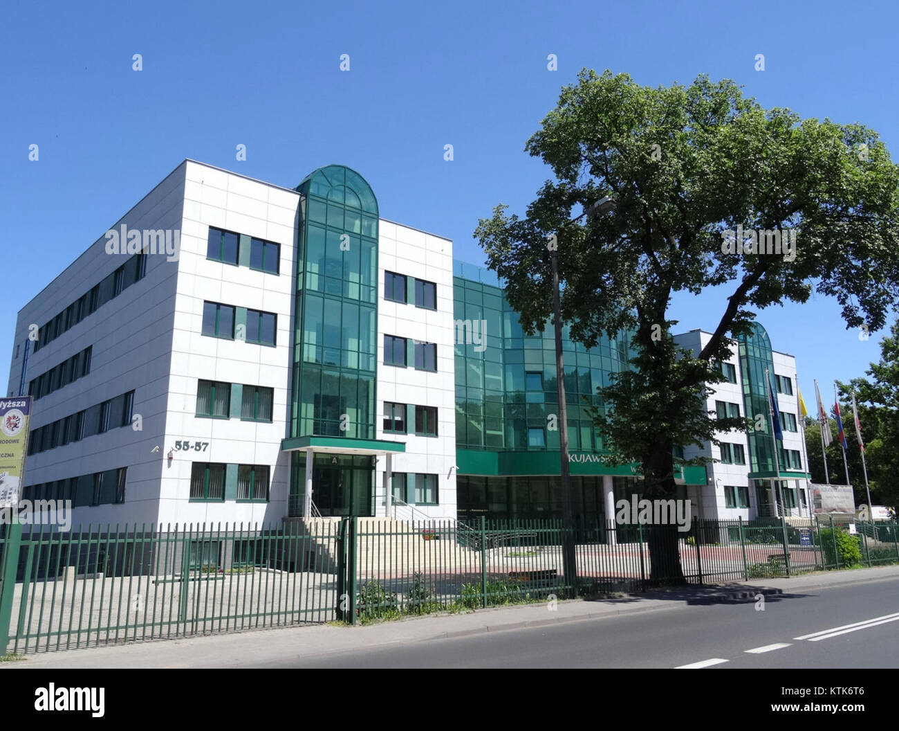 L'immagine mostra l'edificio della scuola superiore Kujawsko-Pomorska in Polonia, catturata nel 2015. Questo istituto di istruzione è noto per il suo ruolo nel promuovere l'istruzione superiore e la ricerca nella regione. Foto Stock