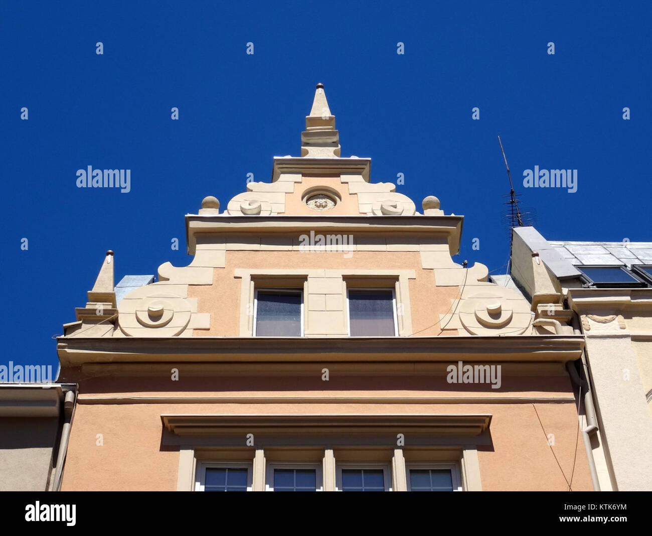 Questa immagine mostra un edificio in via Dluga, Varsavia, Polonia. Dluga Street è conosciuta per i suoi edifici storici e il suo significato culturale, che funge da parte fondamentale dell'area della città Vecchia di Varsavia. Foto Stock